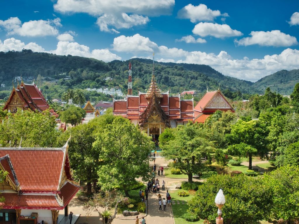 Храмы и зелень в Тайланде